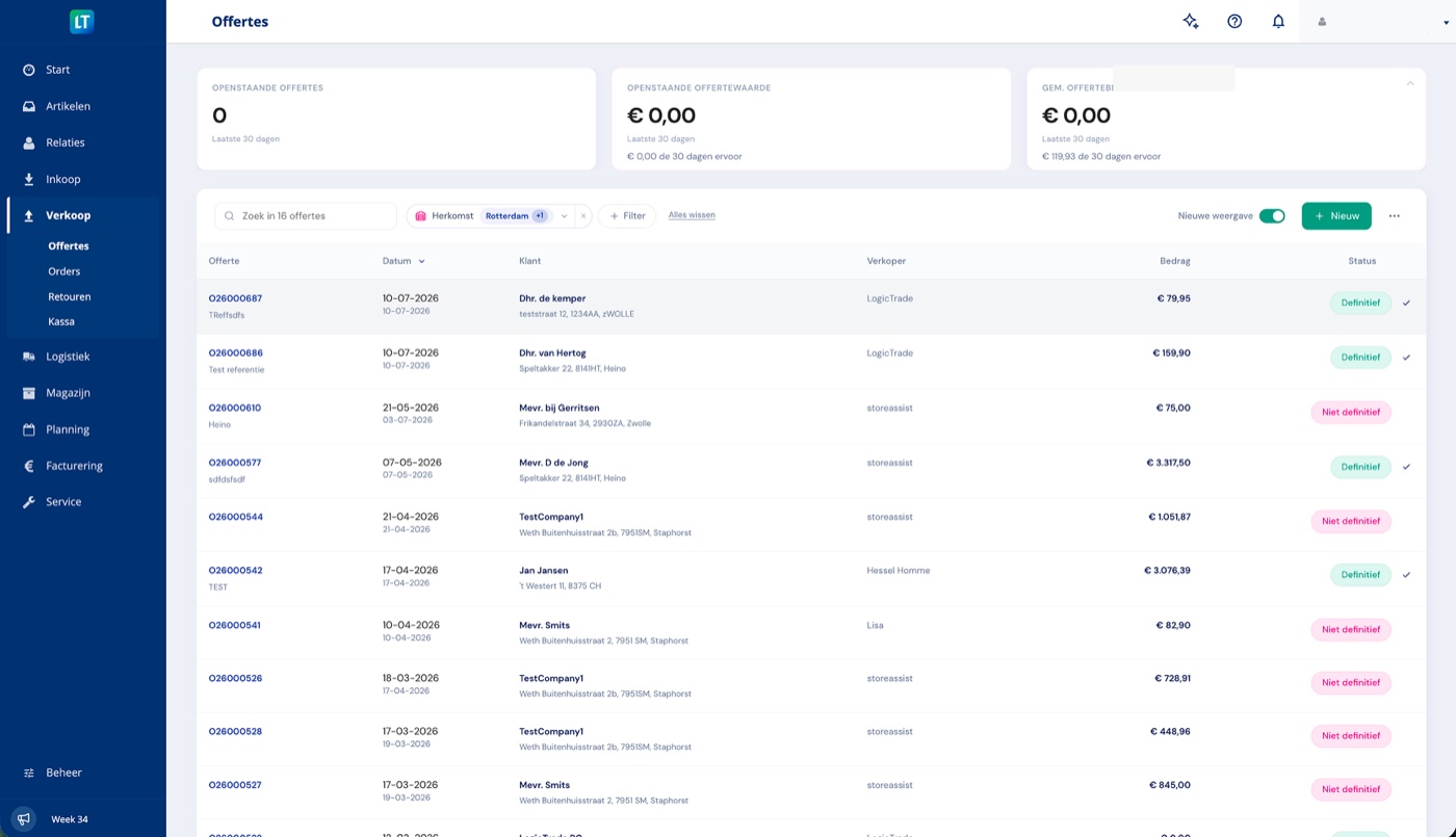 Het nieuwe offerteoverzicht met drie KPI-kaarten bovenaan, een zoekbalk met filters en een rustige tabel met klant, bedrag en statuspill